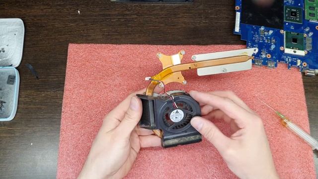 Samsung RV410 кошмар! сколько пыли разборка. обслуживание. греется ноутбук. разобрать смотреть онлайн