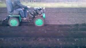 Нарезание гребней на минитракторе.Минитрактор из мотоблока. Адаптер к мотоблоку.