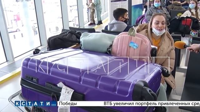 Очередь из самолетов и давка в аэропорту - самолеты со всей России сажали в Нижнем Новгороде