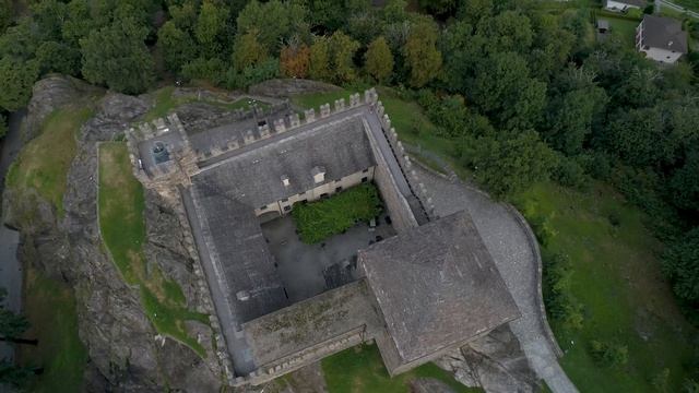 Ripresa aerea al Castello Sasso Corbaro di Bellinzona смотреть онлайн