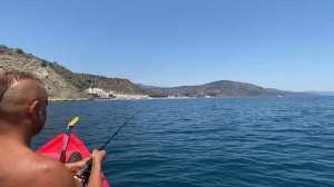 Семён Фролов на море ловит рыбу на Самодур в посёлке Рыбачье, Крым