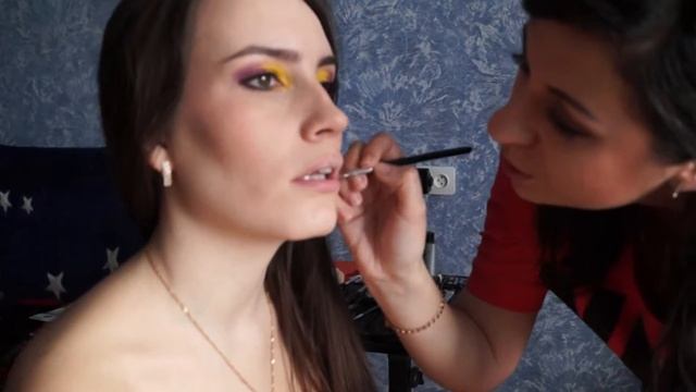 яркий желто-фиолетовый макияж от Юлии Скворцовой смотреть онлайн