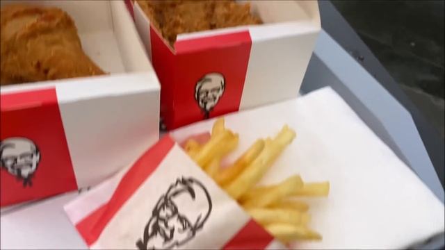 ВЛОГ ? КАК ВЫГЛЯДИТ НОВЫЙ ПЛАЦКАРТ * Моя первая консервация ? ГУМ без туристов и Столовая № 57 смотреть онлайн