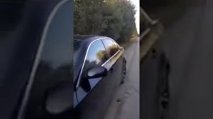 Попытка разбить стекло в заблокированном автомобиле BMW