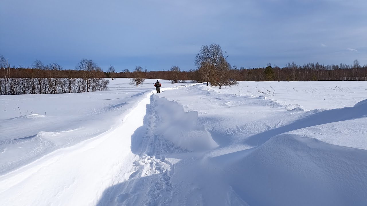 Дороги снег деревни. Дорога в деревне. Расчищенная дорога в поле зимой '... Сугроб дорога деревня. Нечищенная от снега деревенская дорога.