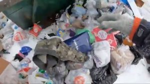 Как я зарабатываю лазая по мусоркам Питера ? Dumpster Diving RUSSIA ....