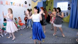 ТАНЕЦ С МАМАМИ НА ВЫПУСКНОМ В ДЕТСКОМ САДУ