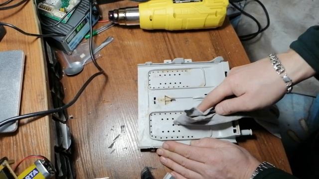 Течёт Стиральная машина LG. Ремонт бункера порошка приёмника.