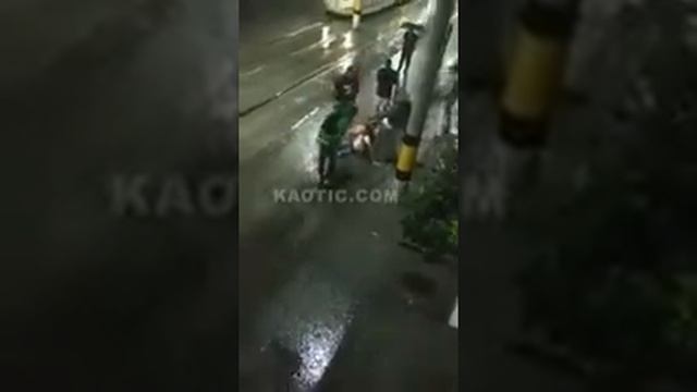 Негры пинает белого смотреть онлайн