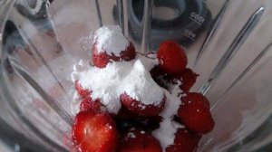 Клубничный, молочный коктейль