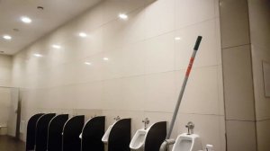 ч.1/2 ТРЦ Город Магазин Ашан выгоняют из кабинки туалета ссылаясь на уборку