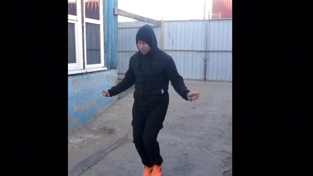 Разминка зимой со скакалкой перед предстоящей тренировкой смотреть онлайн