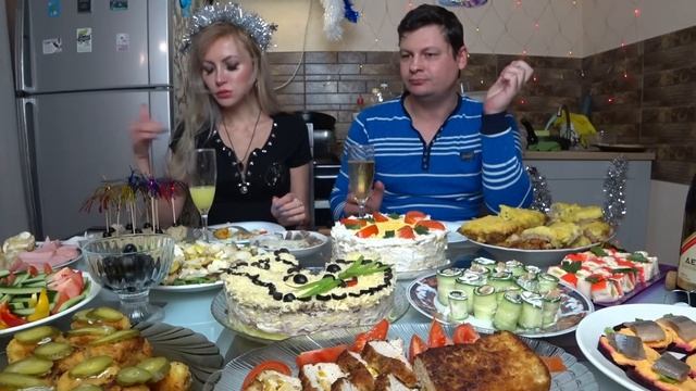 МУКБАНГ ? Пробуем БЛЮДА НОВОГОДНЕГО СТОЛА за 2500 рублей ??