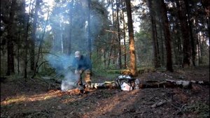 Одиночный однодневный поход выходного дня ч.2. Ужин в лесу. Яичница и мясо на "бумаге". Щепочница.