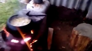 Ужин в деревне. Мясо с картошкой в чугунке.