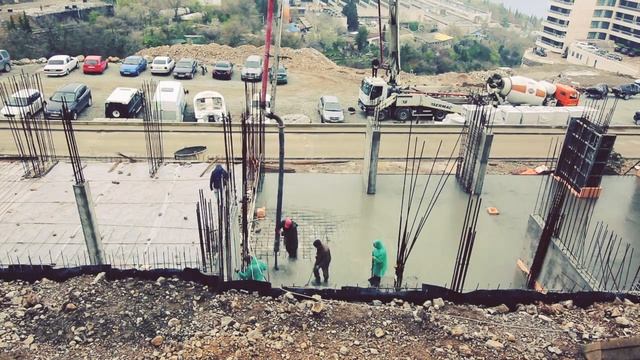 12 апреля 2019. Возведению Таунхаусов Гурзуф Ривьера. Заливка монолита первого этажа. смотреть онлайн