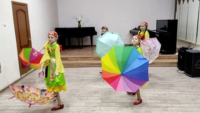 Малинки Чувашский танец с зонтиками