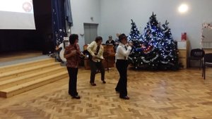 Новогоднее выступление в стиле 90-х.