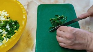 Как приготовить вкусный весенний салат с черемшой