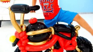 Влад и Никита играют с машиной из воздушных шаров