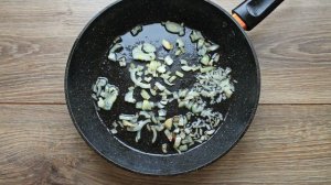 Сосиски на сковороде тушеные в томатном соусе