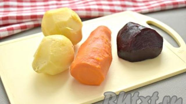 Винегрет с маринованными грибами и зелёным горошком