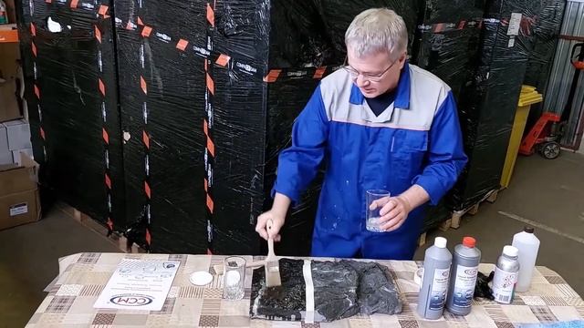 Нанесение жидкого  немецкого стекла CCM для природного камня на скальные плиты для отделки дома
