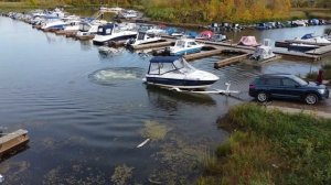 Подъем катера Bayliner 192 из воды на американский прицеп автомобилем Skoda kodiak 2022 на крюк