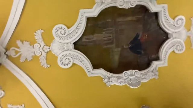 Станция метро Комсомольская. Особо примечателен потолок, украшенный лепниной и фресками.