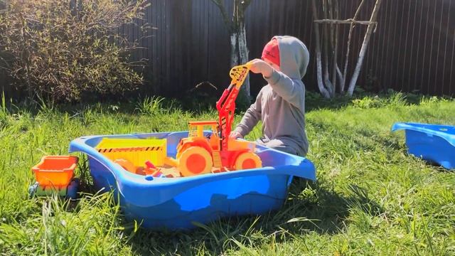 Играем в большой песочнице.FEDUNOK играет в Желтый трактор и щенячий патруль смотреть онлайн