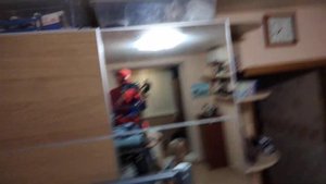 показываю свой костюм человека-паука