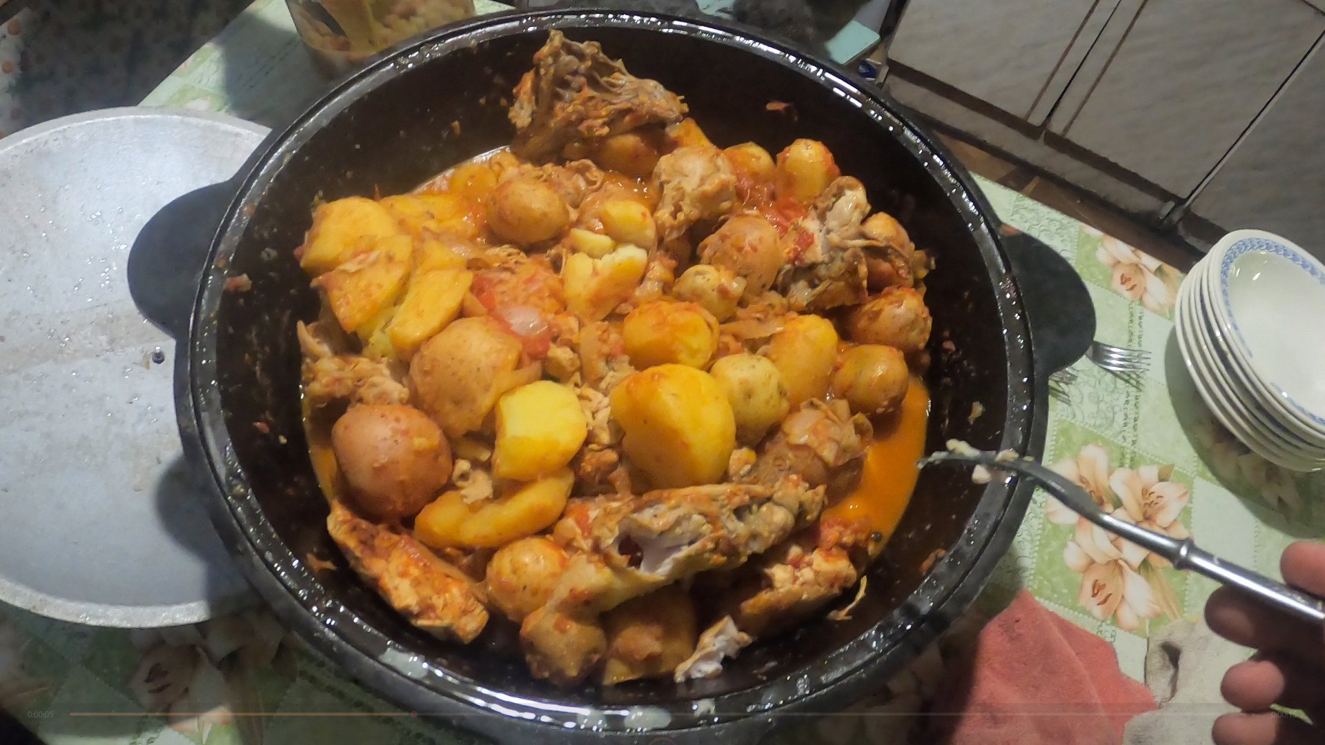 Заяц в казане с картошкой. Курица с картошкой в казане. рёбрышки с картошкой в казане. жаркое с курицей и картошкой в казане. говяжьи ребра с картошкой в казане.