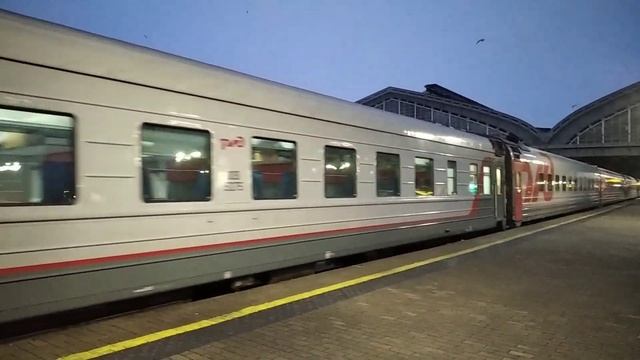 Пассажирский поезд №359 "Адлер - Калининград" прибывает на Южный вокзал смотреть онлайн