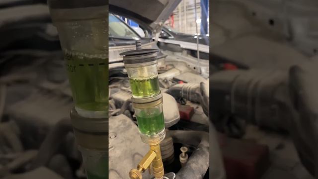 Mitsubishi Outlander. 100% способ узнать наличие CO2 в системе охлаждения. смотреть онлайн