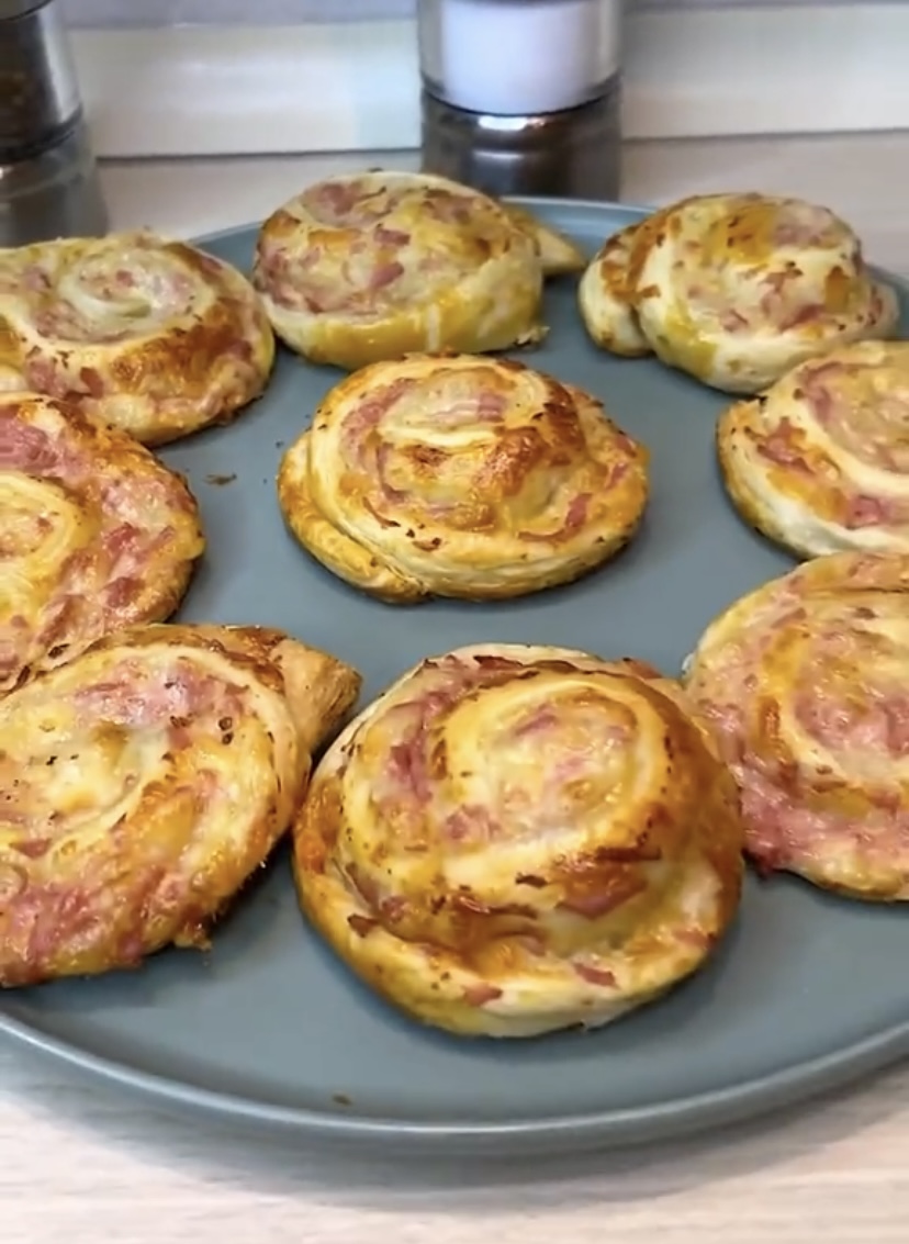 Быстрые слойки с колбасой .
