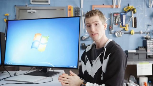 Four Operating Systems on ONE Monitor смотреть онлайн