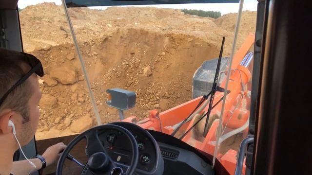 Работа на фронтальном погрузчике. День погрузки грунта! смотреть онлайн