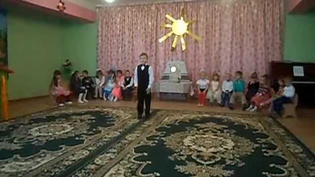 Сыночек читает стих ю"День матери" в детском саду. смотреть онлайн
