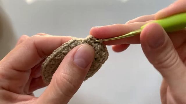 ?? ИЗ ОСТАТКОВ ПРЯЖИ! заколка для волос крючком/ Crochet Hair Clips смотреть онлайн