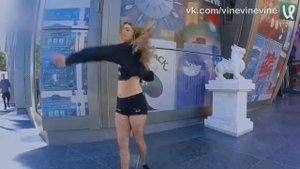 Девушка танцует на улице // Girl dancing on the street