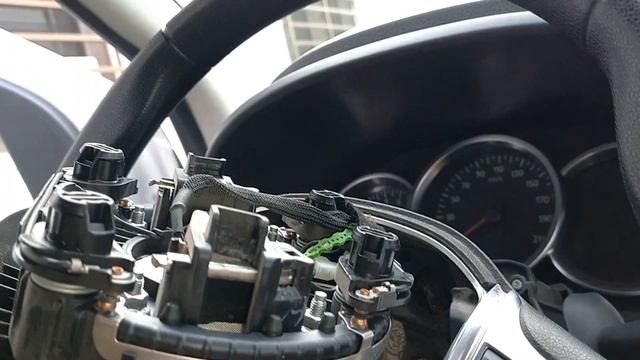 Removing steering wheel airbag made soo easy Renault Dokker Dacia смотреть онлайн