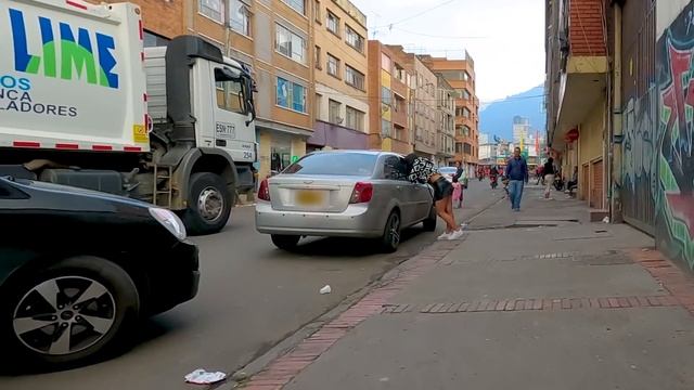 Touring downtown Bogota on a rainy day смотреть онлайн