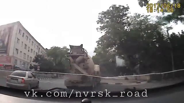 Кулинария новороссийских дорог: миксер "взбивает" легковушку смотреть онлайн