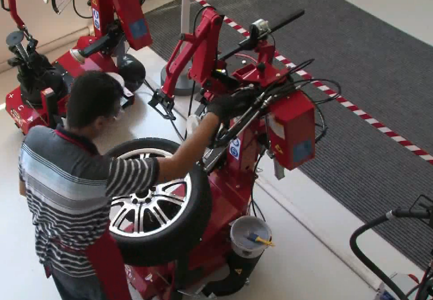 Легковой шиномонтаж. Бортировка колес смотреть онлайн