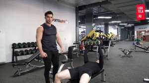 Разведение гантелей лежа на скамье