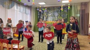 Танец с сердцами и цветами для мам. Подготовительная группа №40. 2023г