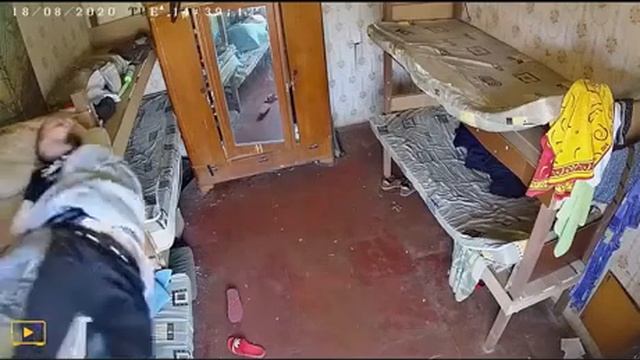 Чувак упал с кровати! смотреть онлайн