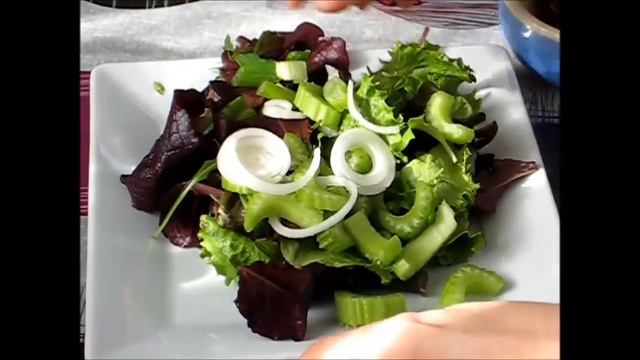 Салат с помидорами, сливами и зеленью