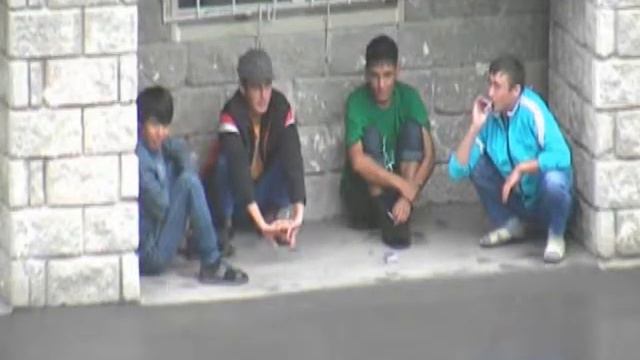 Полицейские распространили видео с хулиганами, засоряющими столицу окурками смотреть онлайн