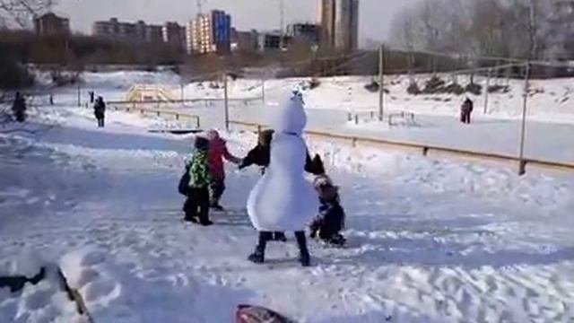 Снеговик Олоф - ростовая кукла на катке смотреть онлайн